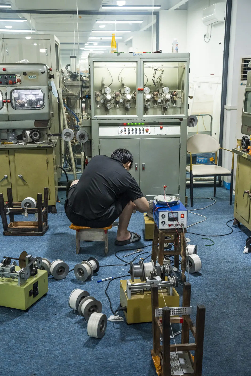 ORNOVAI team member adjusting chain-making equipment