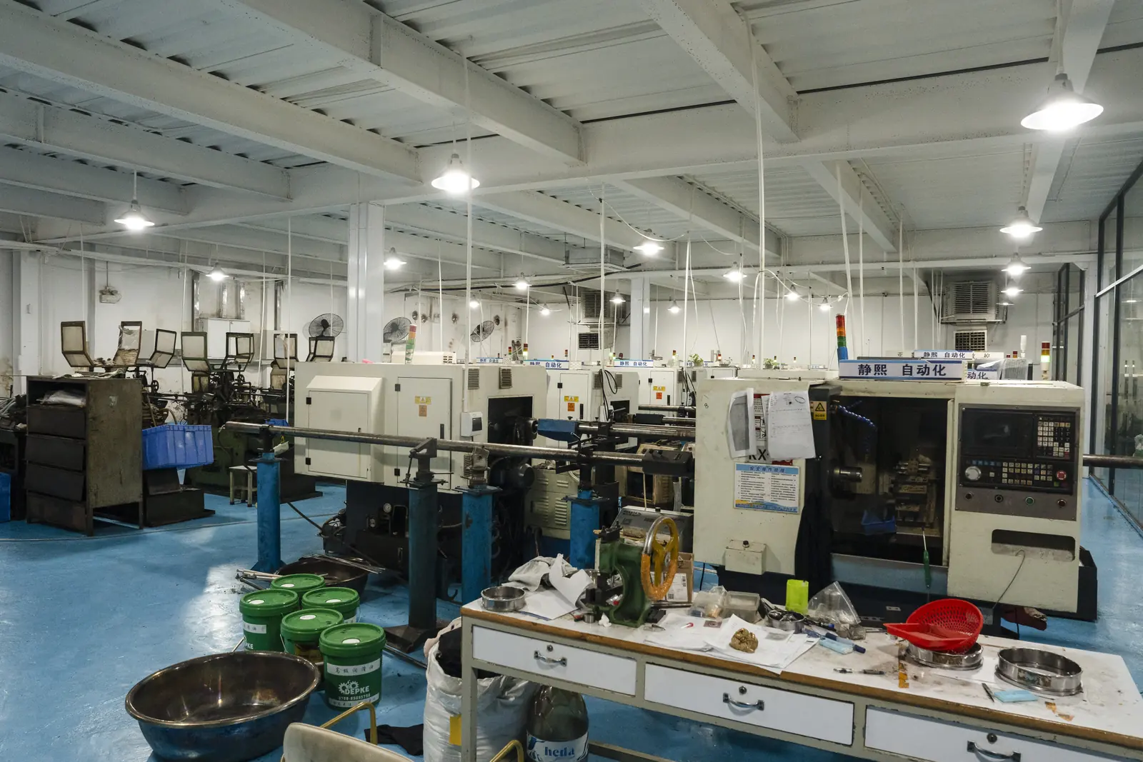 Precision cutting machines and workstations in the ORNOVAI factory